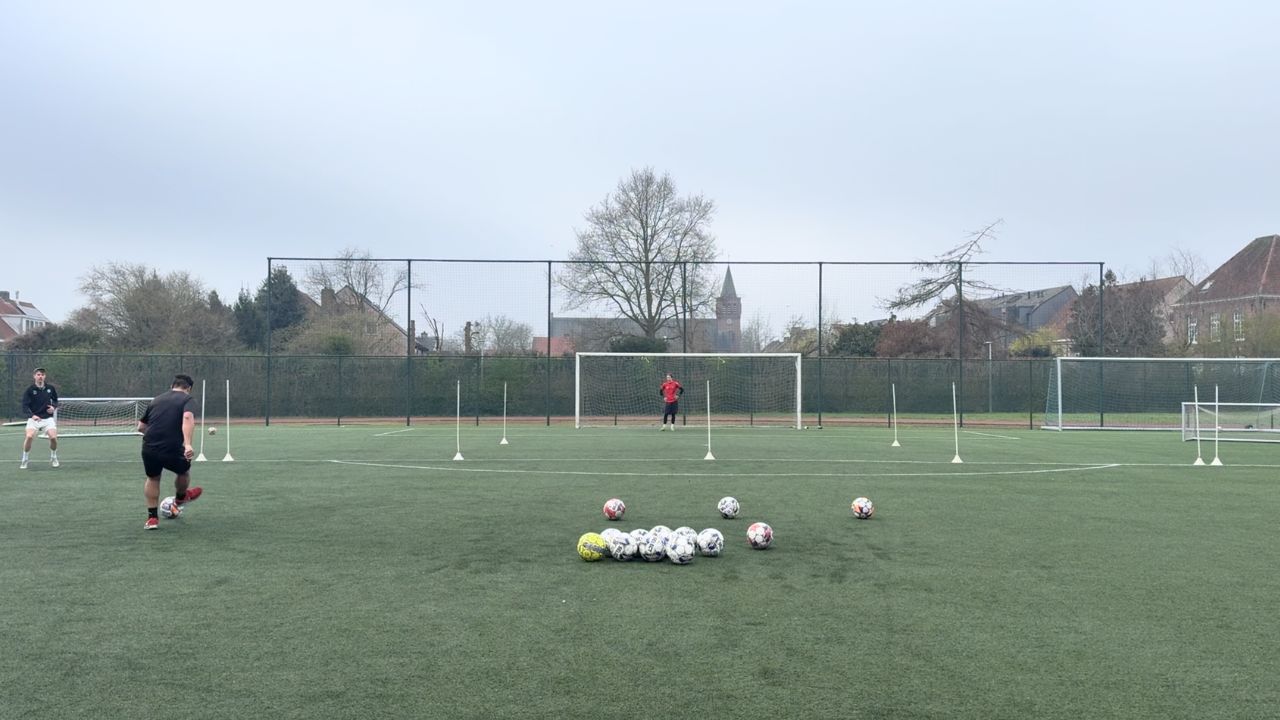 Voetbaltraining jeugd — Coach Remi Ramon